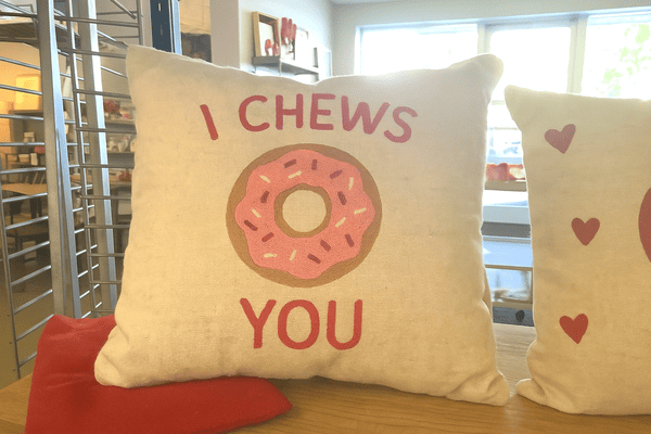 What kind of custom throw pillow to give on Valentine’s Day is more creative?